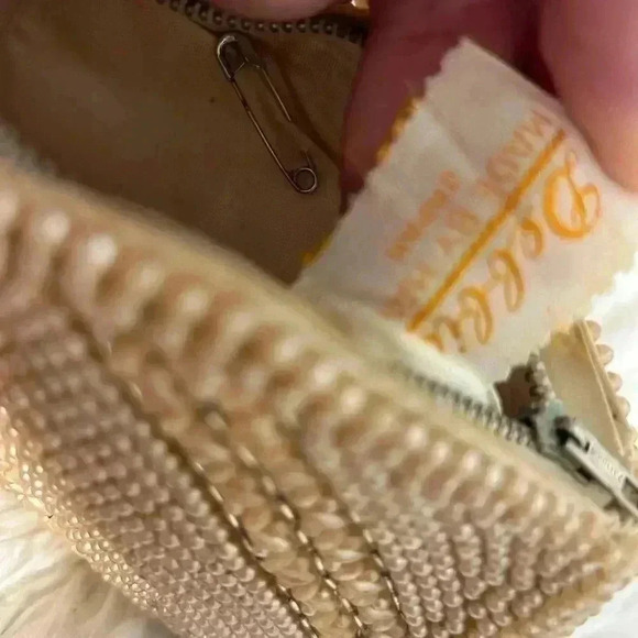 Vintage 1940s clutch purse.‎ Ivory color. Zipper closure. - Picture 5 of 9